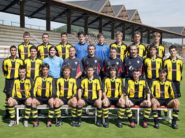 equipo de futbol amarillo y negro